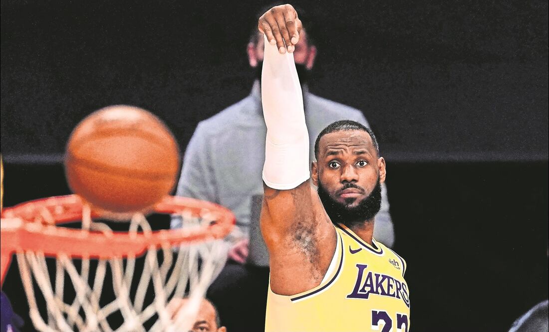 LeBron James en un partido con los Lakers - Foto: AP