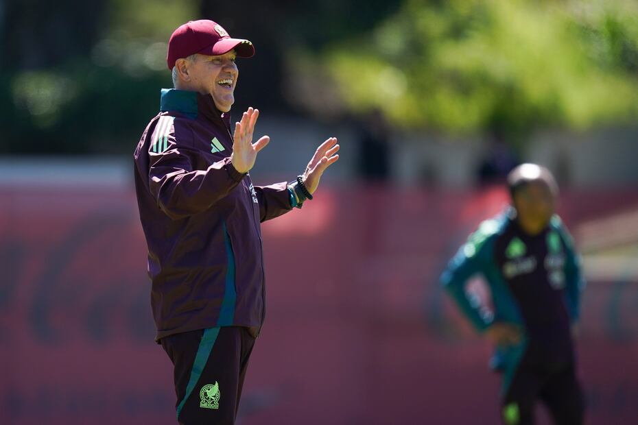 Javier Aguirre sonríe durante uno de los entrenamientos de la Selección Mexicana, previo al juego vs el Valencia CF. FOTO: Imago7