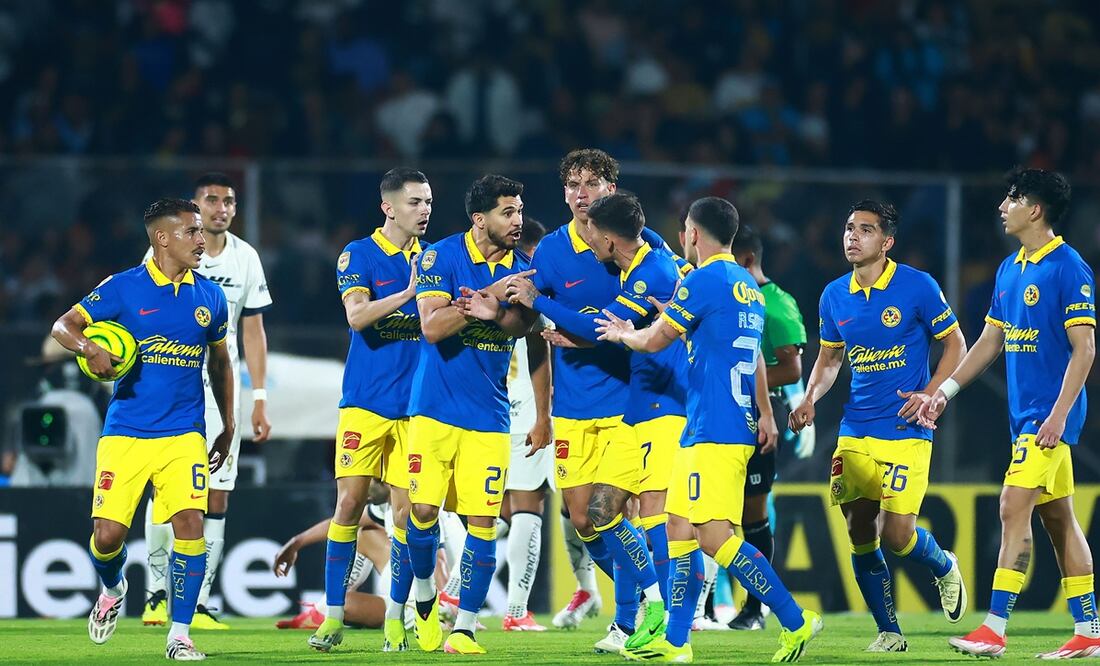 Henry Martín y Brian Rodríguez discutiendo en el Pumas vs América por expulsión / FOTO: Imago7