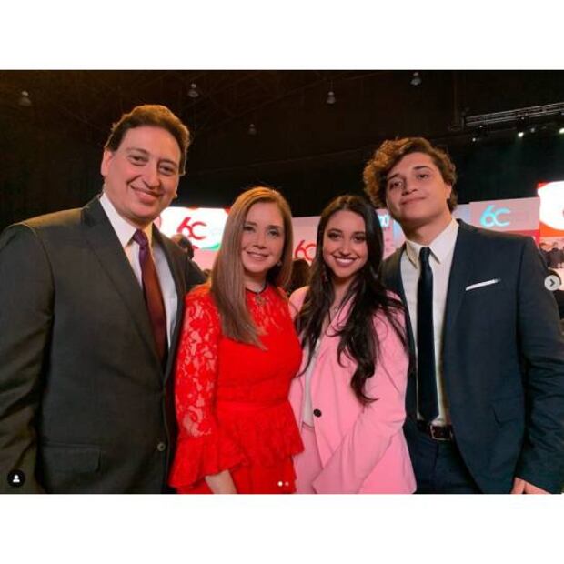 Enrique Burak, junto a su esposa Tatiana  y sus dos hijos, Tanya y Nathan. Foto: Especial