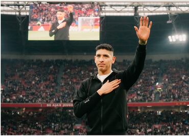 Edson Álvarez recibió homenaje del Ajax en el Johan Cruyff Arena