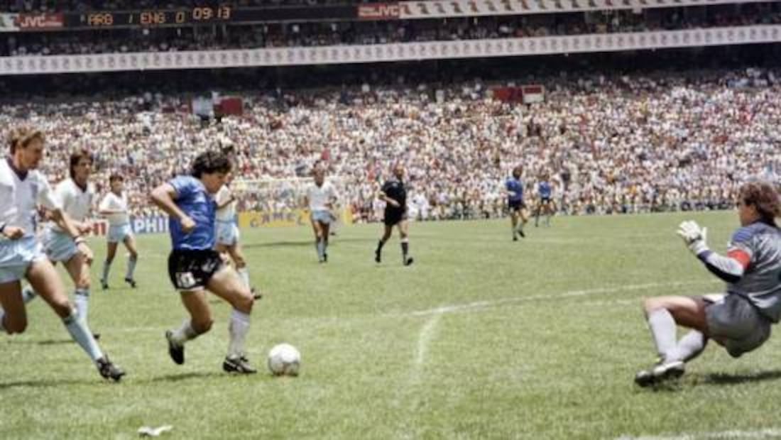 Maradona firmó el 'Gol del Siglo' ante Inglaterra en el Mundial de México 86. Foto: Especial