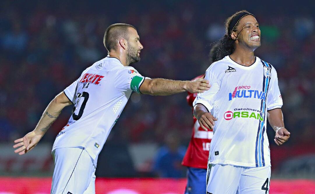 Tito Villa compartió equipo con Ronaldinho en el Querétaro. Foto: Imago7
