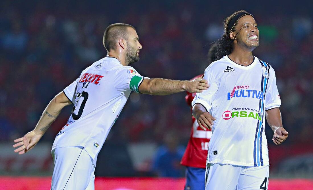 Tito Villa compartió equipo con Ronaldinho en el Querétaro. Foto: Imago7
