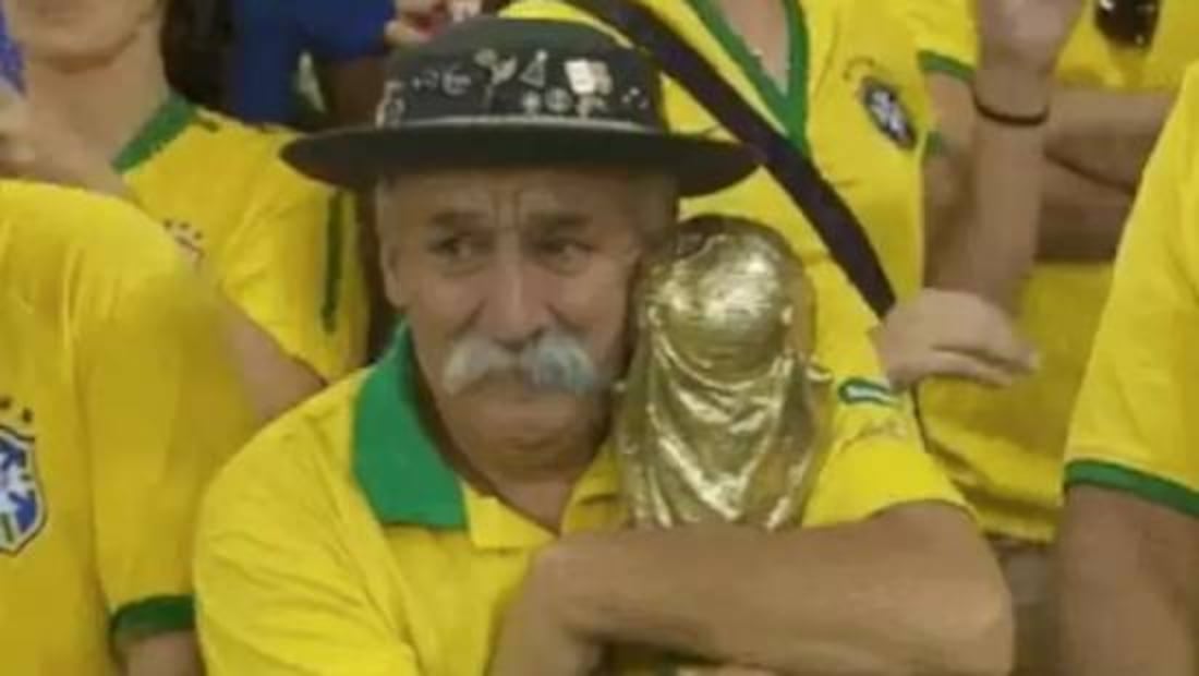 La imagen del aficionado brasileño Clovis Acosta Fernandes llorando con la Copa del Mundo se volvió viral en 2014. Foto: Especial