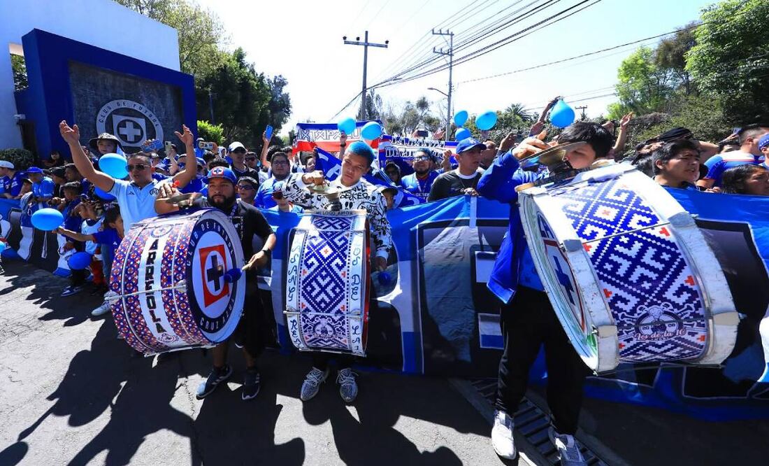La barra de Cruz Azul estuvo en La Noria para motivar con cánticos y porras a los jugadores. Foto: Especial