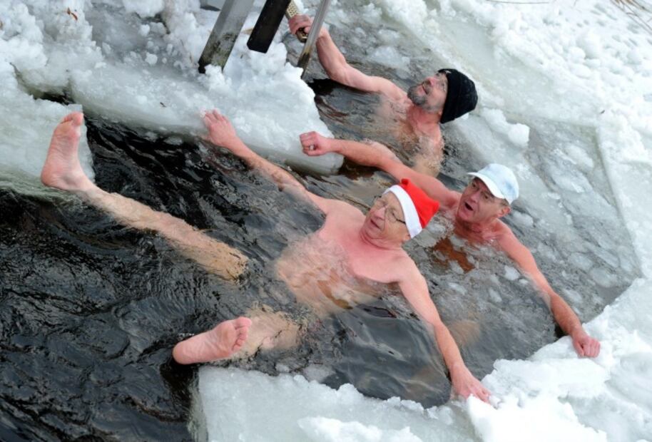 Lugares donde es tradición nadar en agua helada en invierno 