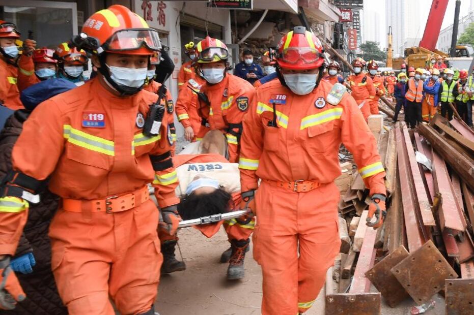 Hallan a persona viva en escombros de edificio que se derrumbó hace 3 días
