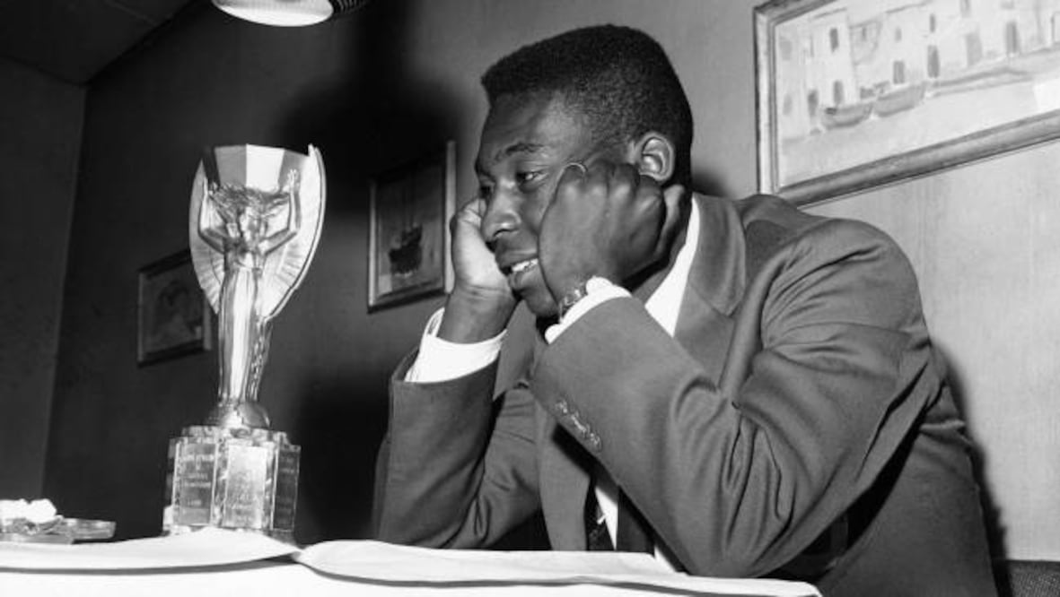 Pelé observa el trofeo Jules Rimet / Foto: Especiales