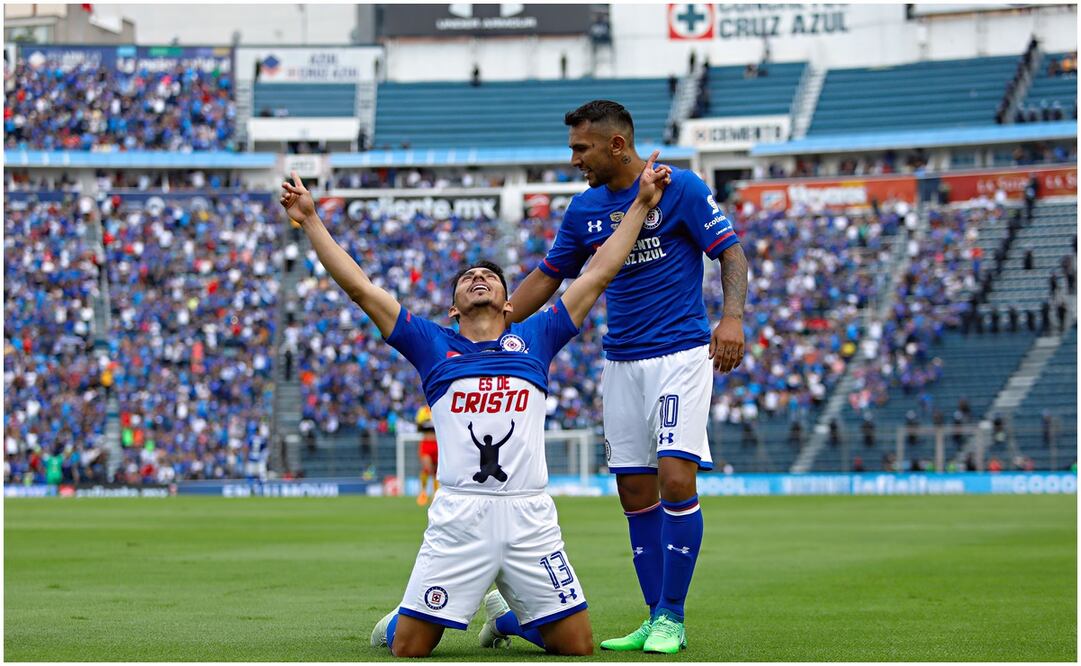 Ángel Mena celebrando en la última victoria de Cruz azul en el estadio Azul - Imago7