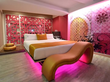 Las 5 atracciones kinky que debes experimentar en un Love Hotel