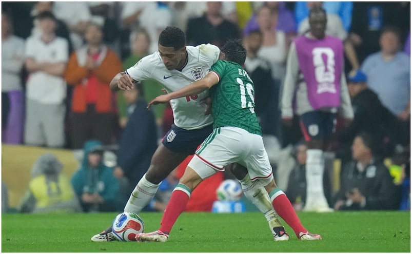 Jude Bellingham consuela a Gilberto Mora y le regala su camiseta tras la eliminación
