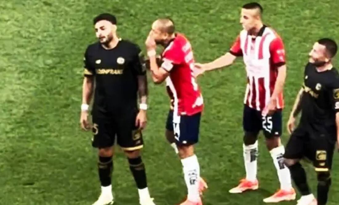 Chicharito Hernández le dijo algo que no le gustó a Alexis Vega. Foto: Especial