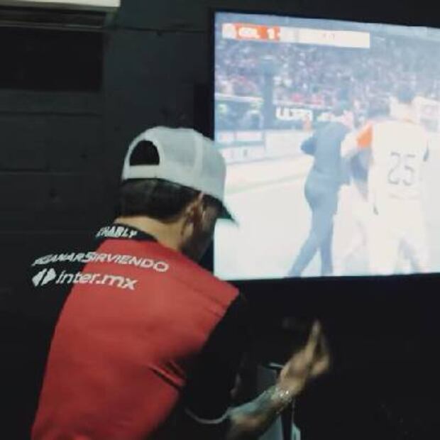 Así celebró Peso Pluma el gol anotado por Aldo Rocha desde el manchón de penalti. FOTO: @pesopluma