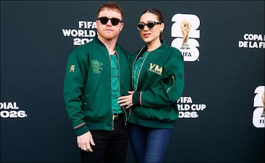 Saúl Álvarez  llegó acompañado de su esposa Fernanda Gómez al estadio Ciudad de México. FOTO: AFP