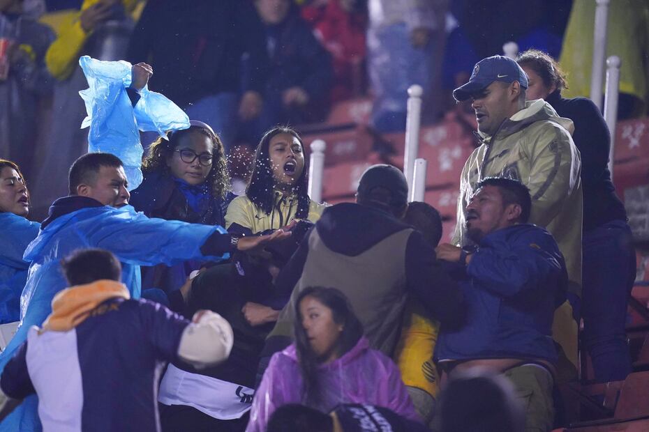 Un par de aficionados de los Pumas fueron agredidos por un grupo de seguidores del América dentro del estadio. FOTO: Imago7