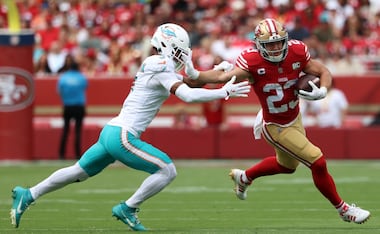 Christian McCaffrey (23), de los 49ers de San Francisco, corre y elude una tackleada de Chris Johnson, de los Dolphins de Miami, durante la primera mitad del juego de la NFL / Foto: AP