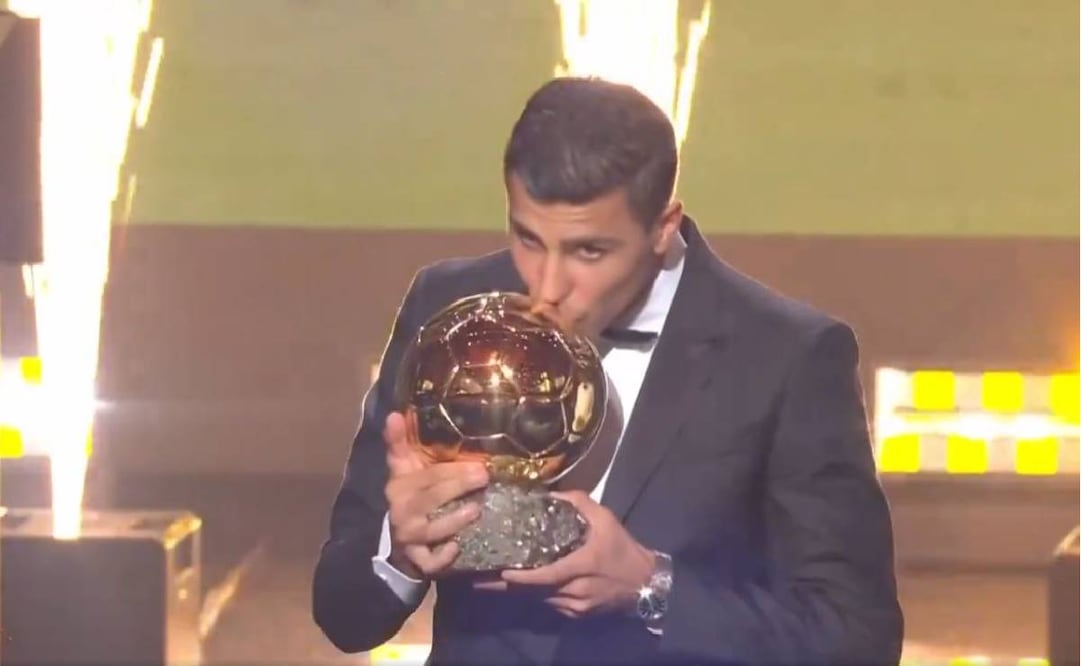 Rodri besa el Balón de Oro que lo acredita como el mejor futbolista del 2024. FOTO: Captura