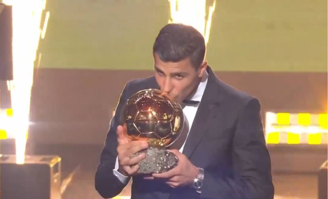 Rodri besa el Balón de Oro que lo acredita como el mejor futbolista del 2024. FOTO: Captura