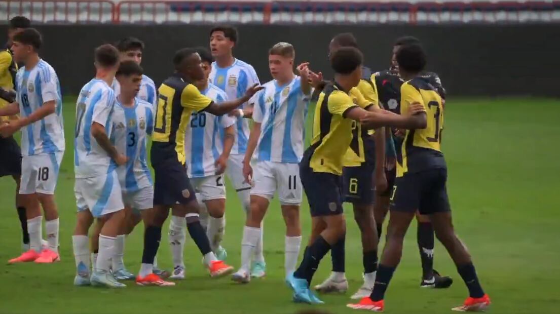 Durante el partido los jugadores de Argentina y Ecuador tuvieron una discusión bastante acalorada. FOTO: Captura