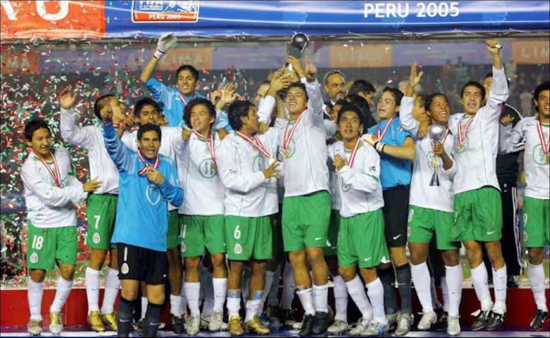 Jugadores del Tricolor Sub 17 campeón en el Mundial de la categoría de 2005 festejan el campeonato. FOTO: Especial