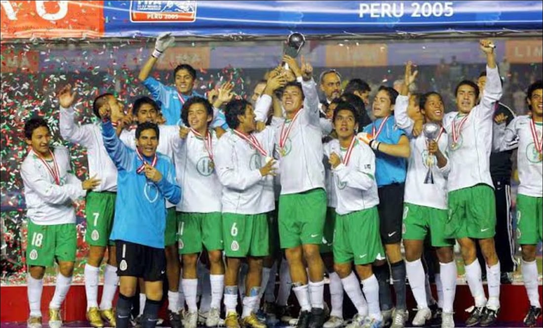 Jugadores del Tricolor Sub 17 campeón en el Mundial de la categoría de 2005 festejan el campeonato. FOTO: Especial