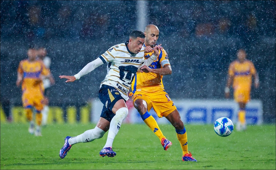 Guido Pizarro y Rogelio Funes Mori disputan el balón en el duelo Pumas vs Tigres. FOTO: Imago7