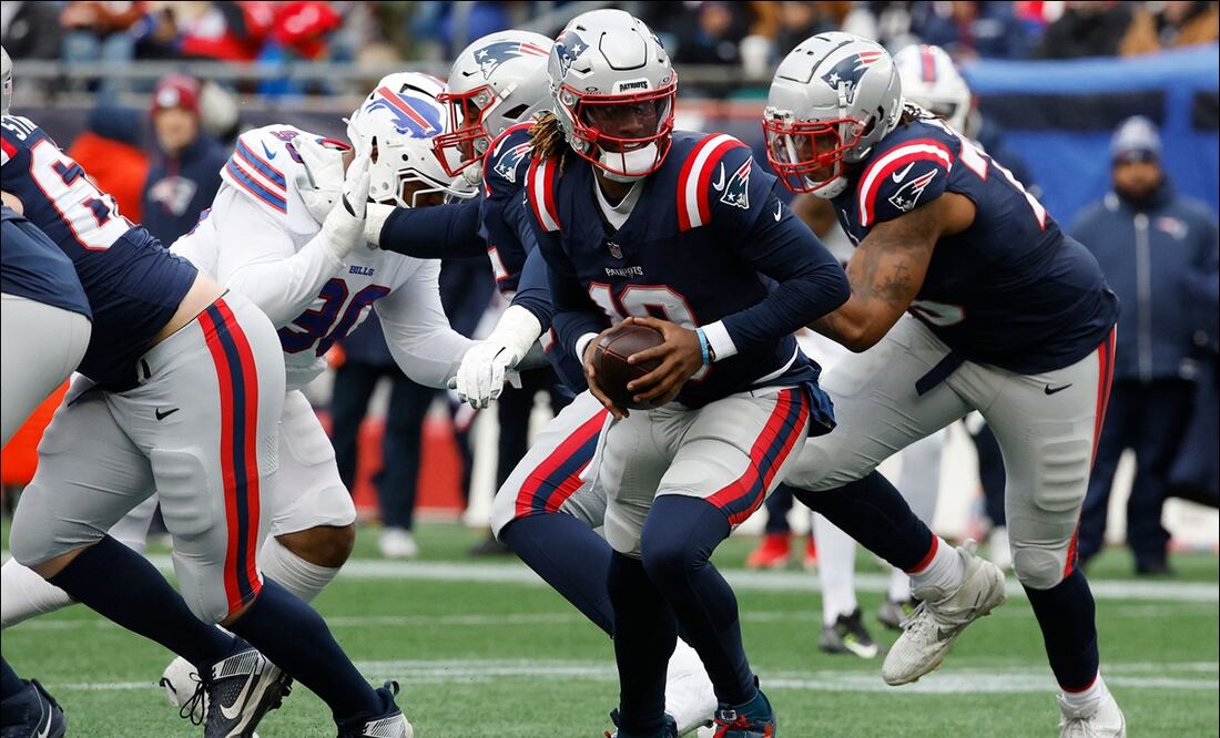 Joe Milton III (19) de los New England Patriots inicia una jugada durante el primer cuarto del juego ante Buffalo Bills en el Gillette Stadium. FOTO: AFP