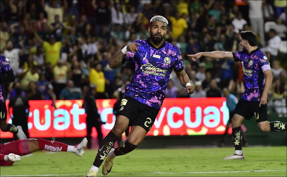Rodrigo Aguirre celebra el gol del empate americanista. FOTO: Imago7