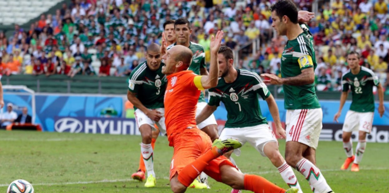 El "No era penal" de Arjen Robben / Foto: Especiales