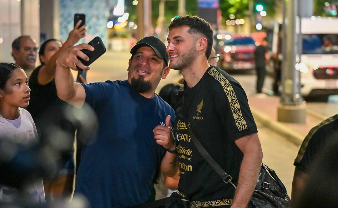Santiago Giménez suele ser muy atento con los aficionados que se le acercan a pedirle una firma fotografía. Foto: Imago7