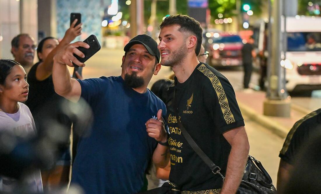 Santiago Giménez suele ser muy atento con los aficionados que se le acercan a pedirle una firma fotografía. Foto: Imago7