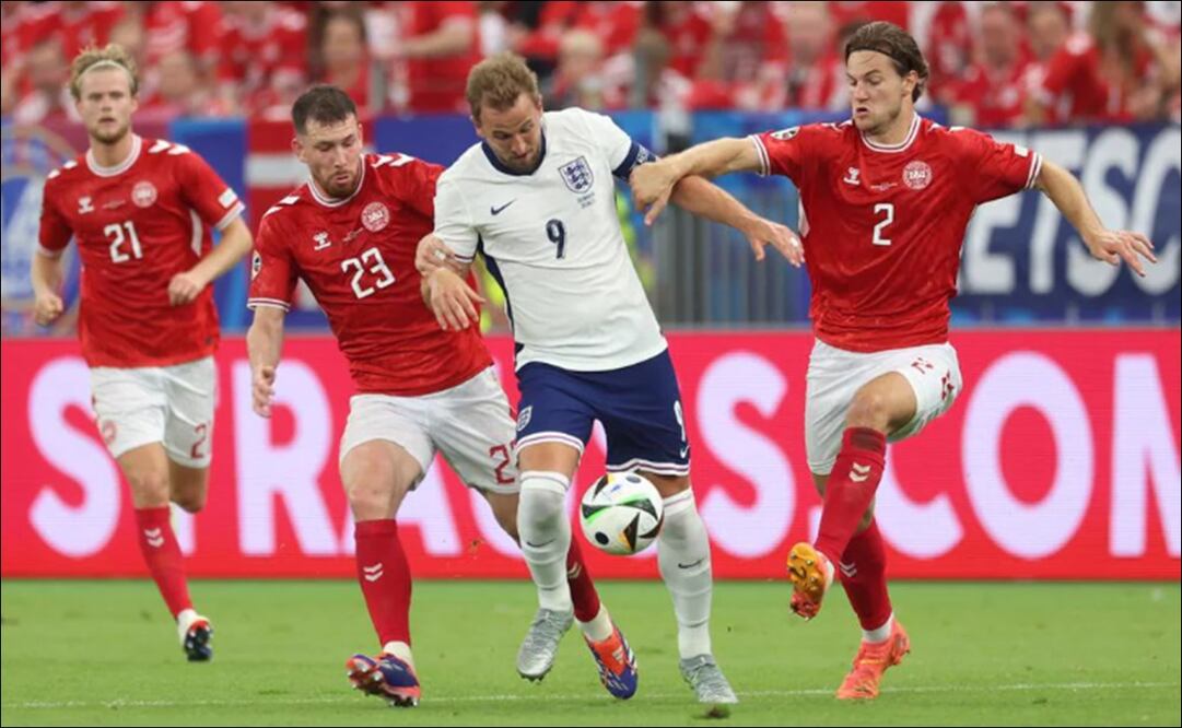 Harry Kane intenta salir avante en medio de dos defensores de Dinamarca. FOTO: @UEFA