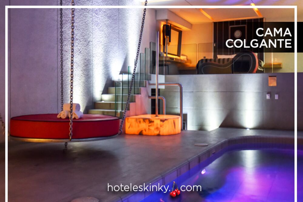 ¡Sal de la monotonía! Esta cama es famosa por su resistencia y el toque de adrenalina que le da el movimiento oscilatorio de las cadenas que la suspenden. Ideal para explorar nuevas sensaciones. (Foto: Cortesía Hoteles Kinky)