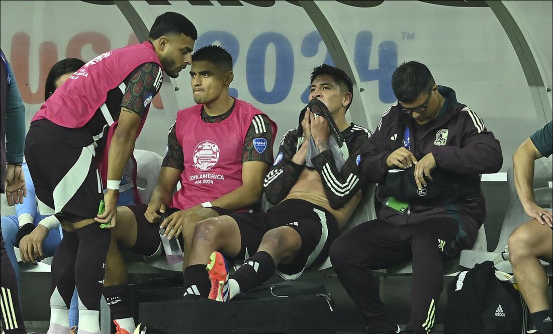 Edson Álvarez salió por lesión en el juego ante Jamaica en Copa América. FOTO: Imago7