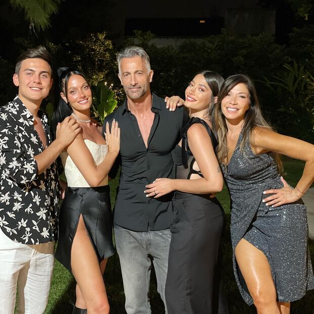 Paulo Dybala y la familia de su novia. Fuente: Instagram @fulopcatherine