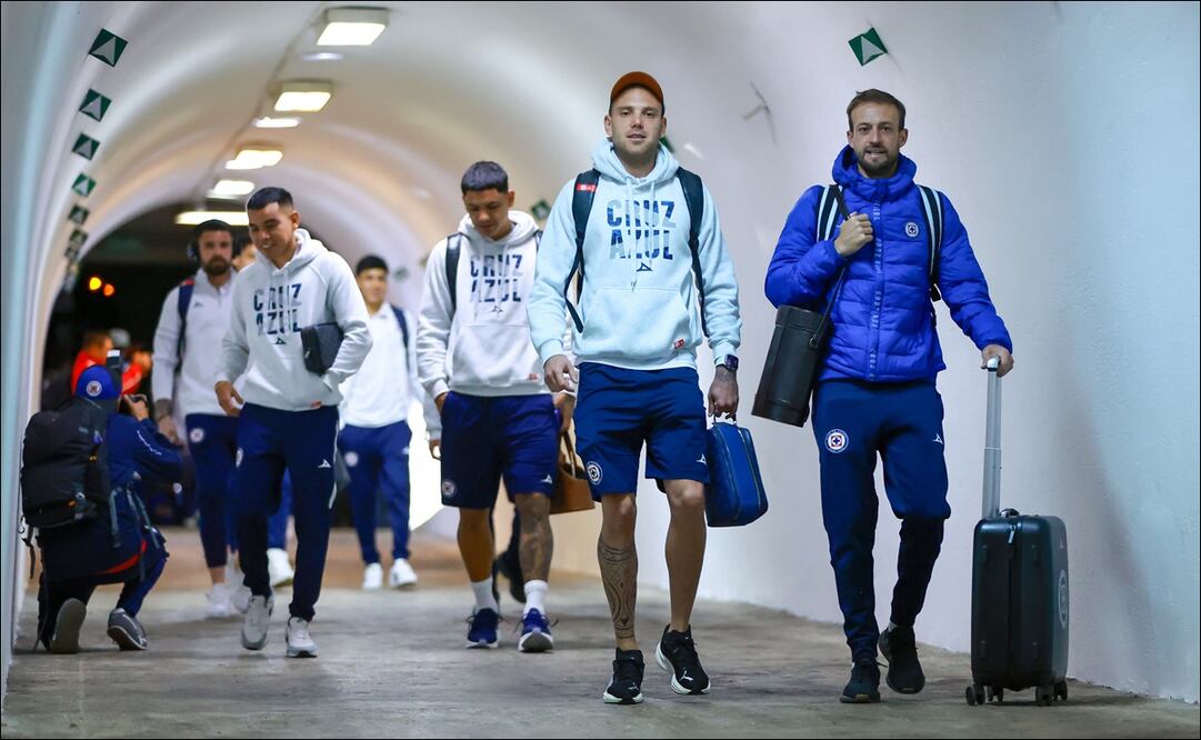 Jugadores de Cruz Azul a su llegada al Estadio Olímpico Universitario en la Jornada 1 del Clausura 2025. FOTO: Imago7