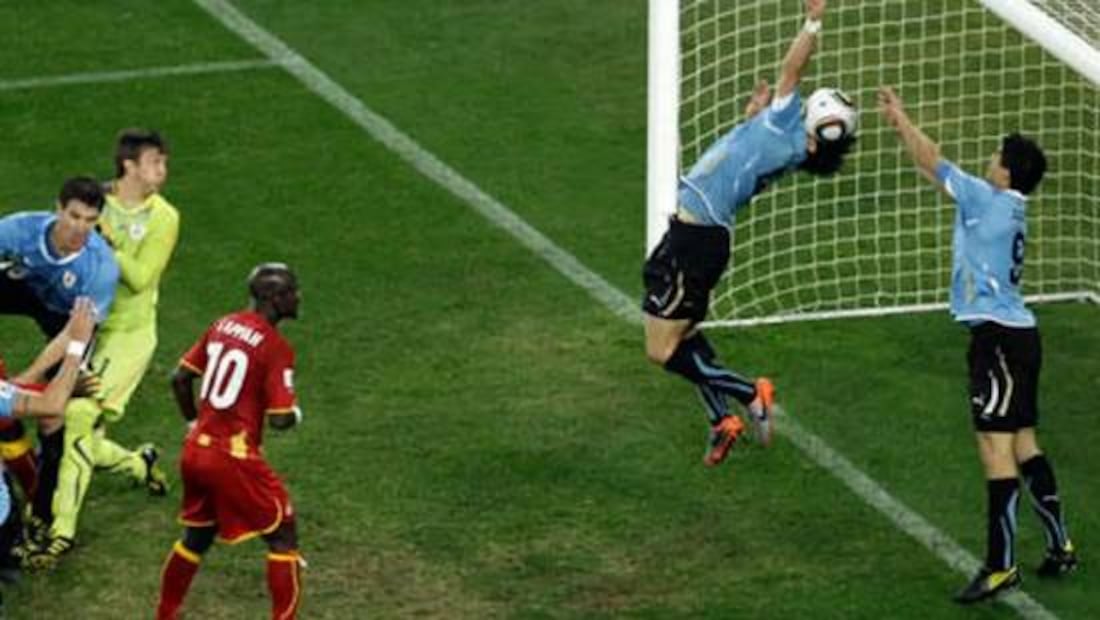 Luis Suárez metió la mano para evitar que el balón entrara a su portería. Foto: Especial