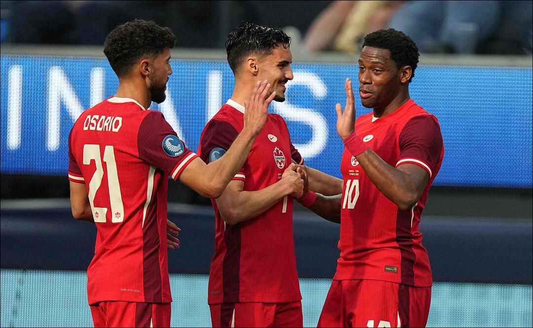 Jonathan Osorio, Stephen Eustáquio y Jonathan David, de Canadá, celebran después de vencer a Estados Unidos. FOTO: AFP