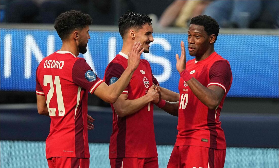 Jonathan Osorio, Stephen Eustáquio y Jonathan David, de Canadá, celebran después de vencer a Estados Unidos. FOTO: AFP