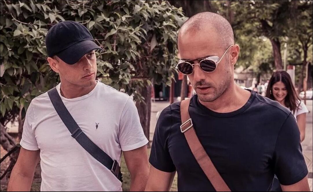 Chicharito charla con Diego Dreyfus. FOTO: Especial