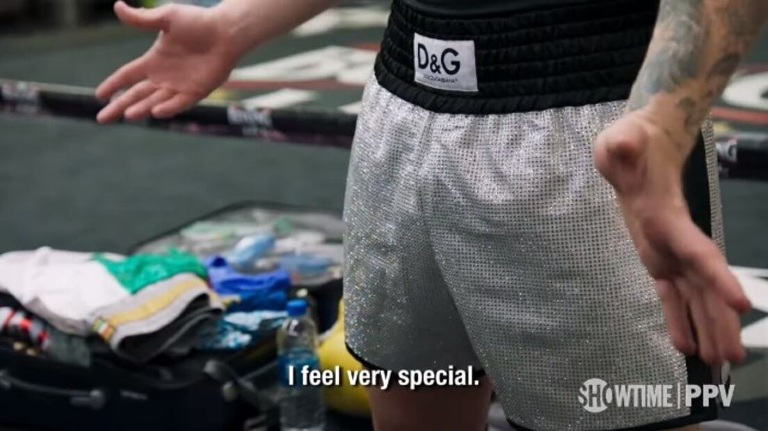 Saúl “Canelo” Álvarez entrena con shorts de cristales de Swarovski 