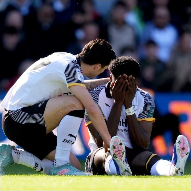 Patrick Agyemang, de Derby County, se lleva las manos a la cabeza tras lesionarse en el partido contra Stoke City de la segunda división de Inglaterra. FOTO: AP