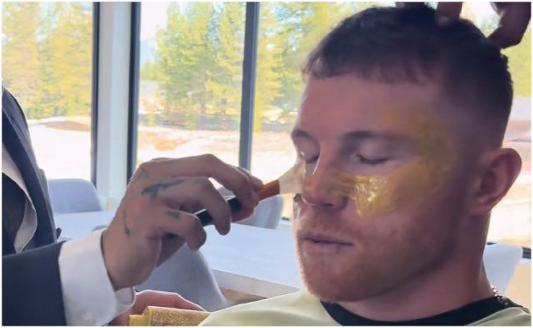 Canelo Álvarez con mascarilla de oro Foto: Capturas