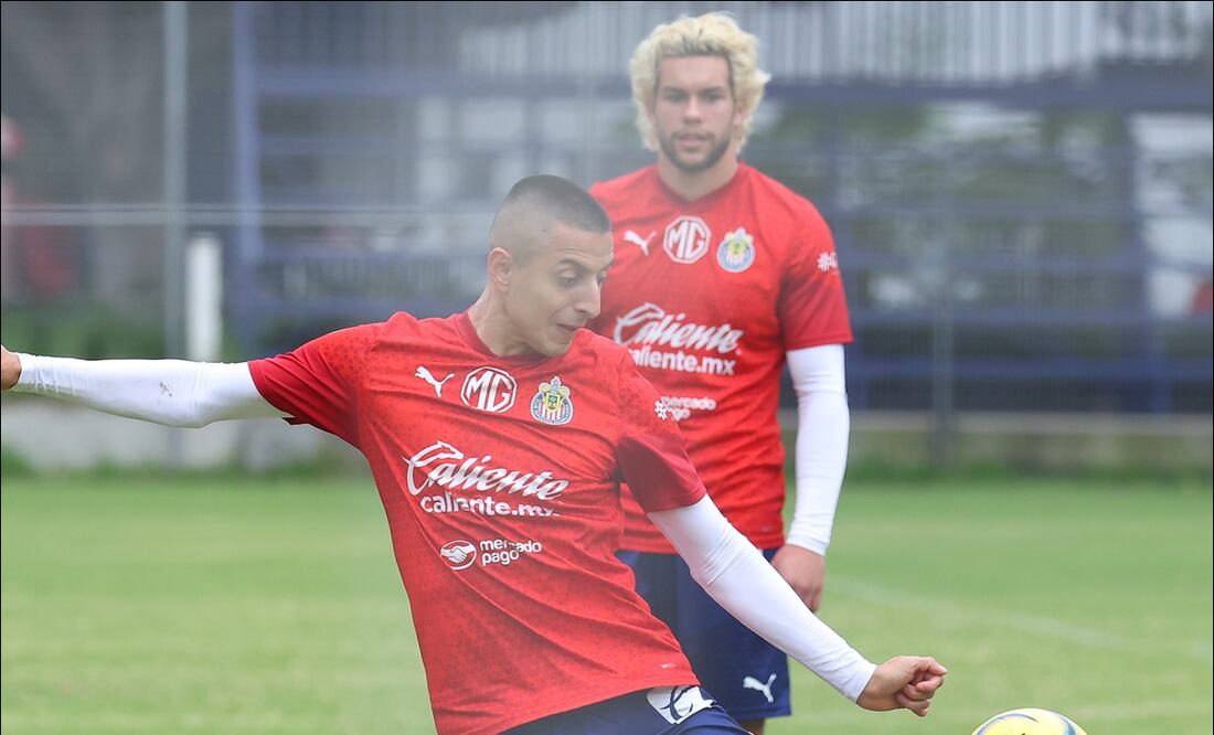 Piojo Alvarado y Cade Cowell durante un entrenamiento del Guadalajara - Foto: Chivas