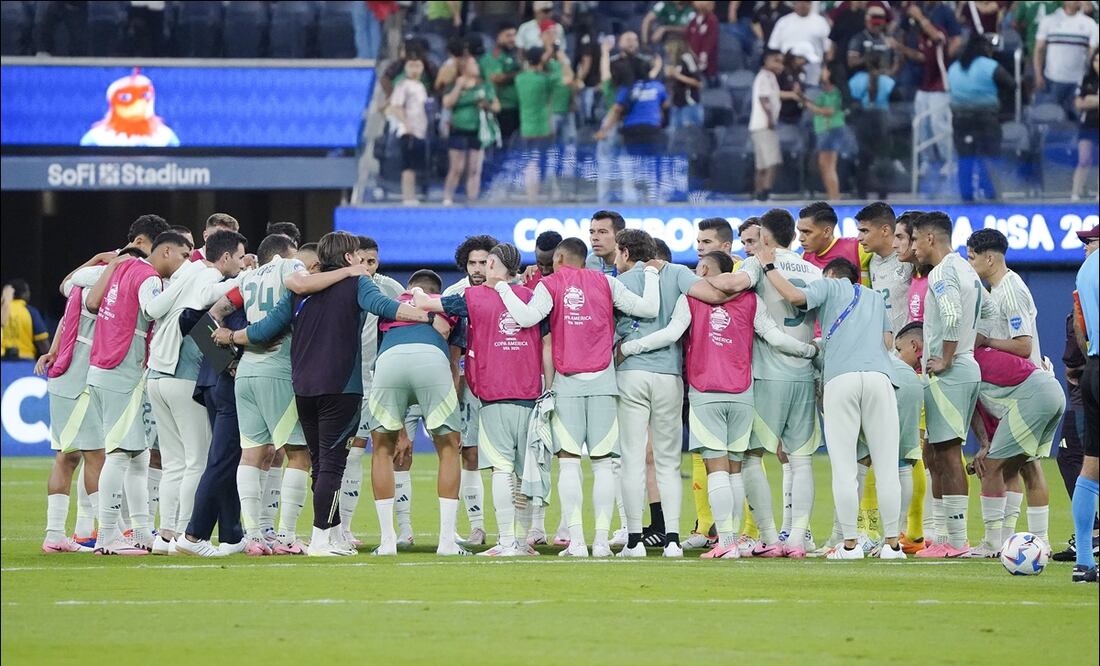 Jugadores de la Selección Mexicana se reúnen antes del partido ante Venezuela. FOTO: Imago7