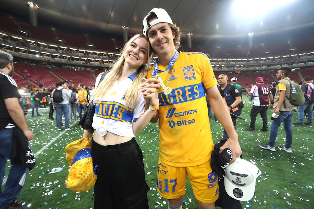 Sebastián Córdova y su expareja festejando el título en el Akron / Foto: Imago7