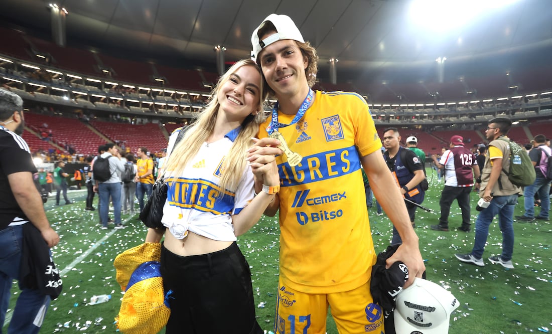 Sebastián Córdova y su expareja festejando el título en el Akron / Foto: Imago7