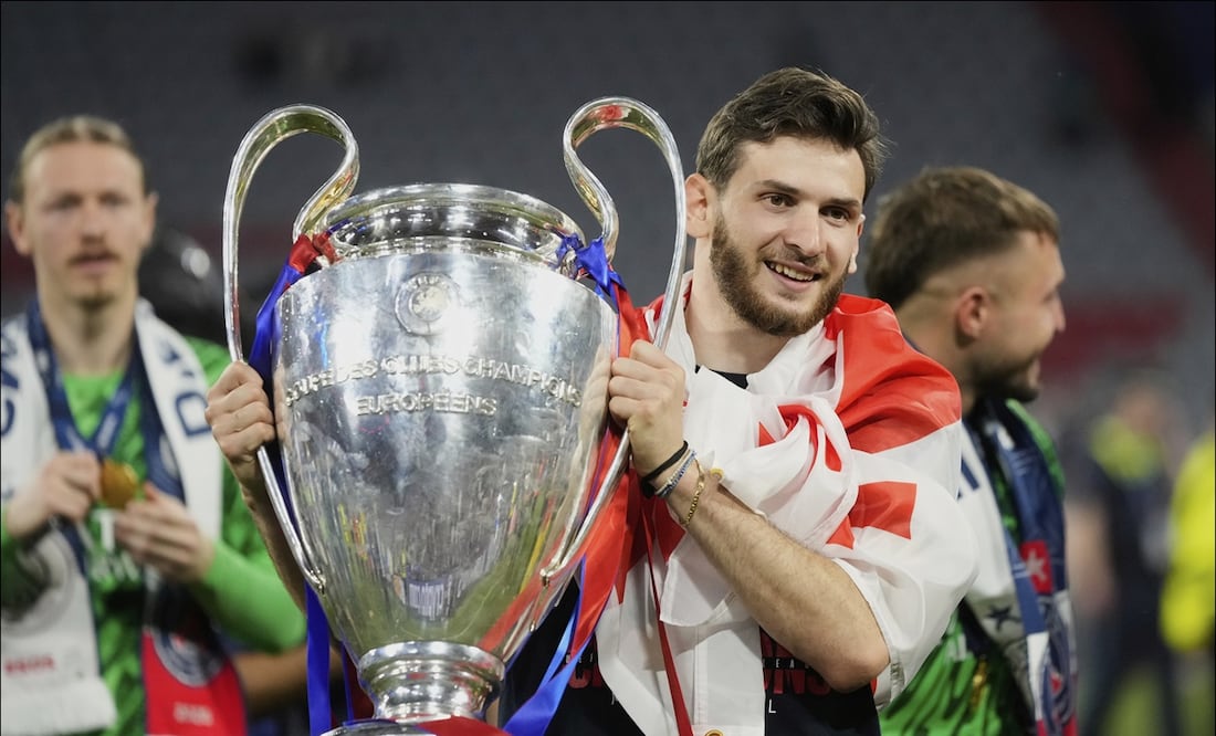 Khvicha Kvaratskhelia festeja con el trofeo de la Champions League / Foto: AP