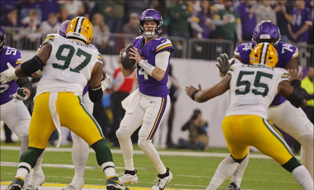 Sam Darnold, de los Vikingos de Minnesota, observa antes de lanzar el ovoide durante la primera mitad del juego contra los Greenbay Packers. FOTO: AP